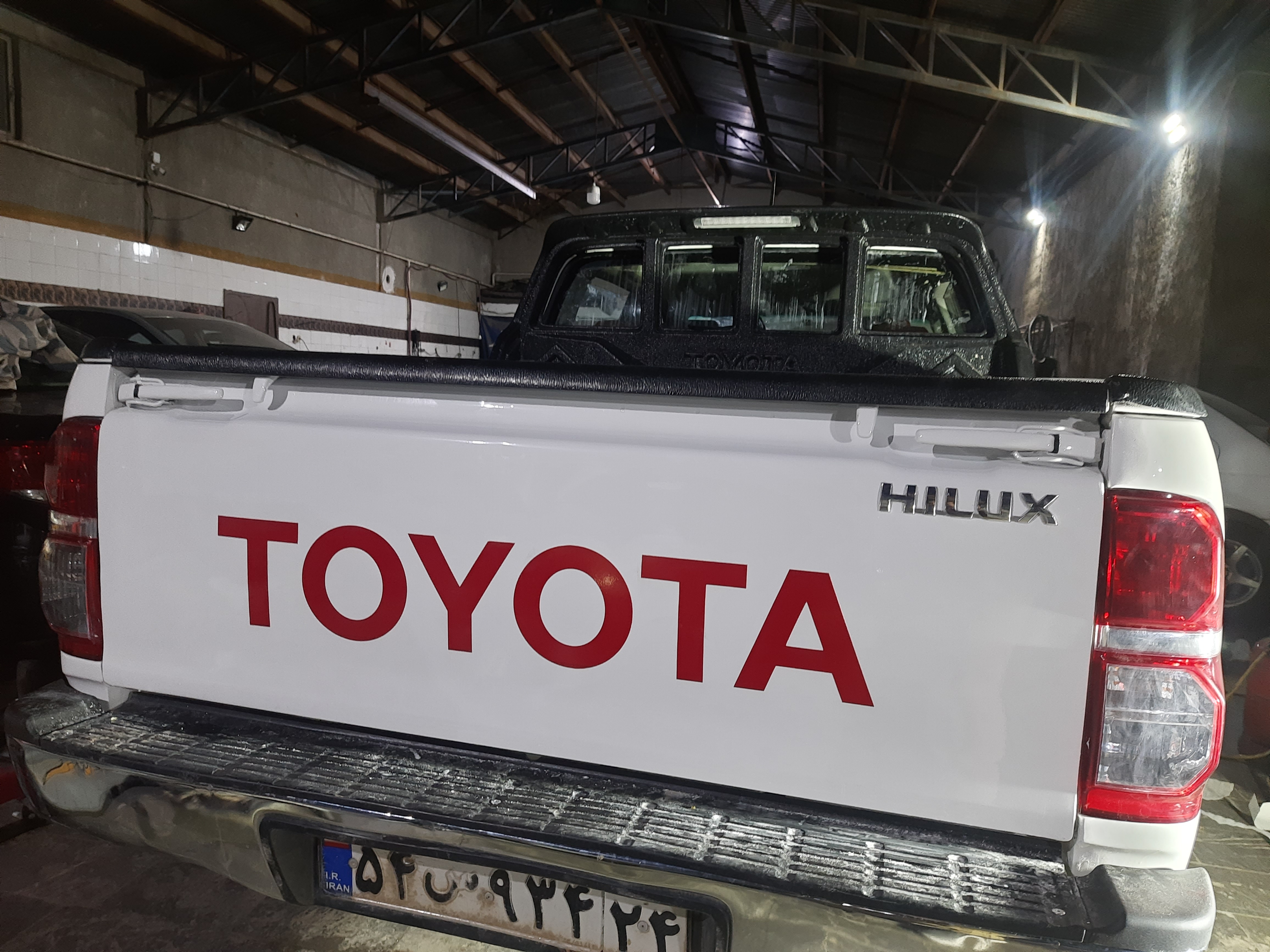 استیکر آرم تویوتا هایلوکس