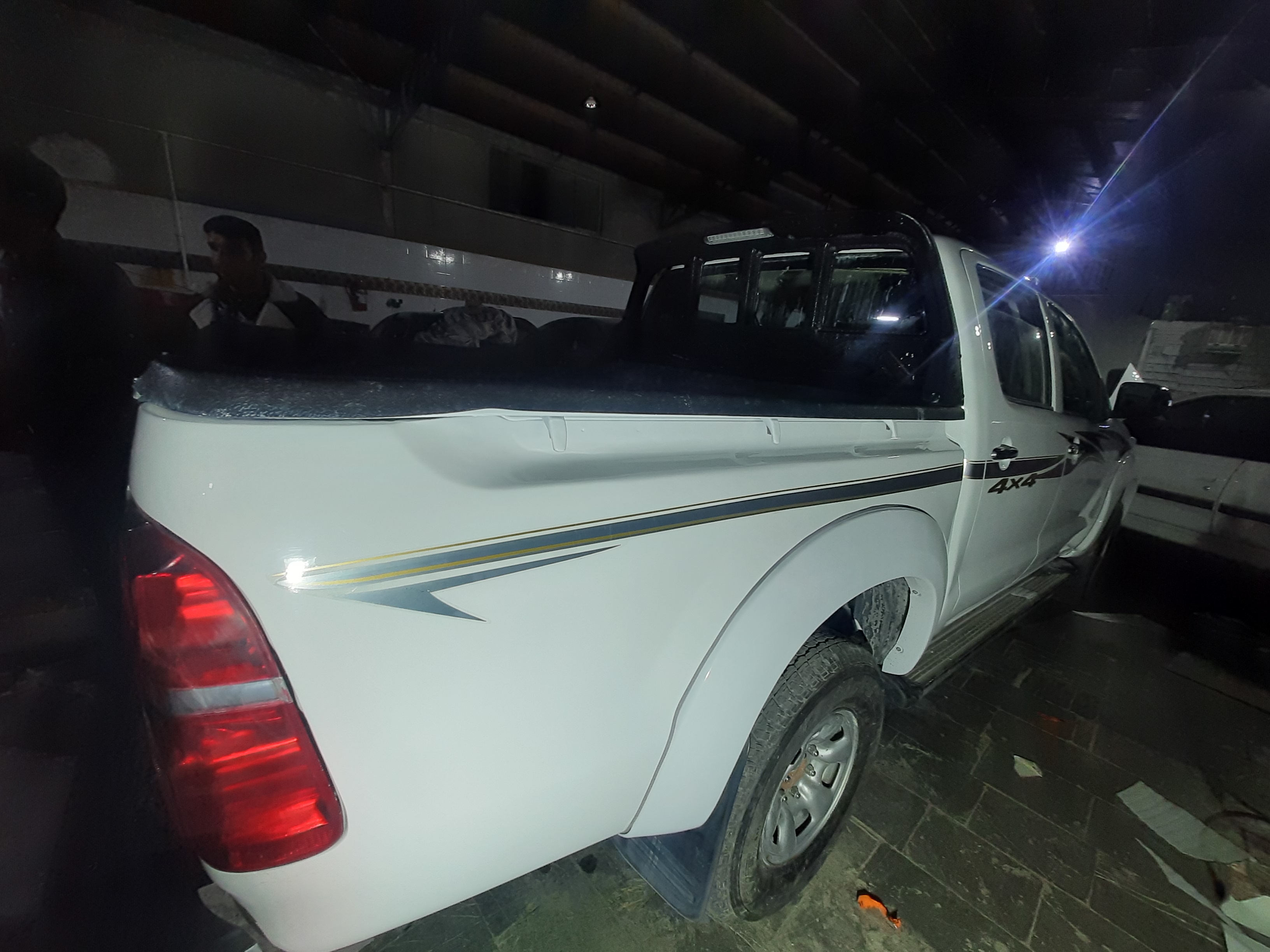 استیکر آرم تویوتا هایلوکس